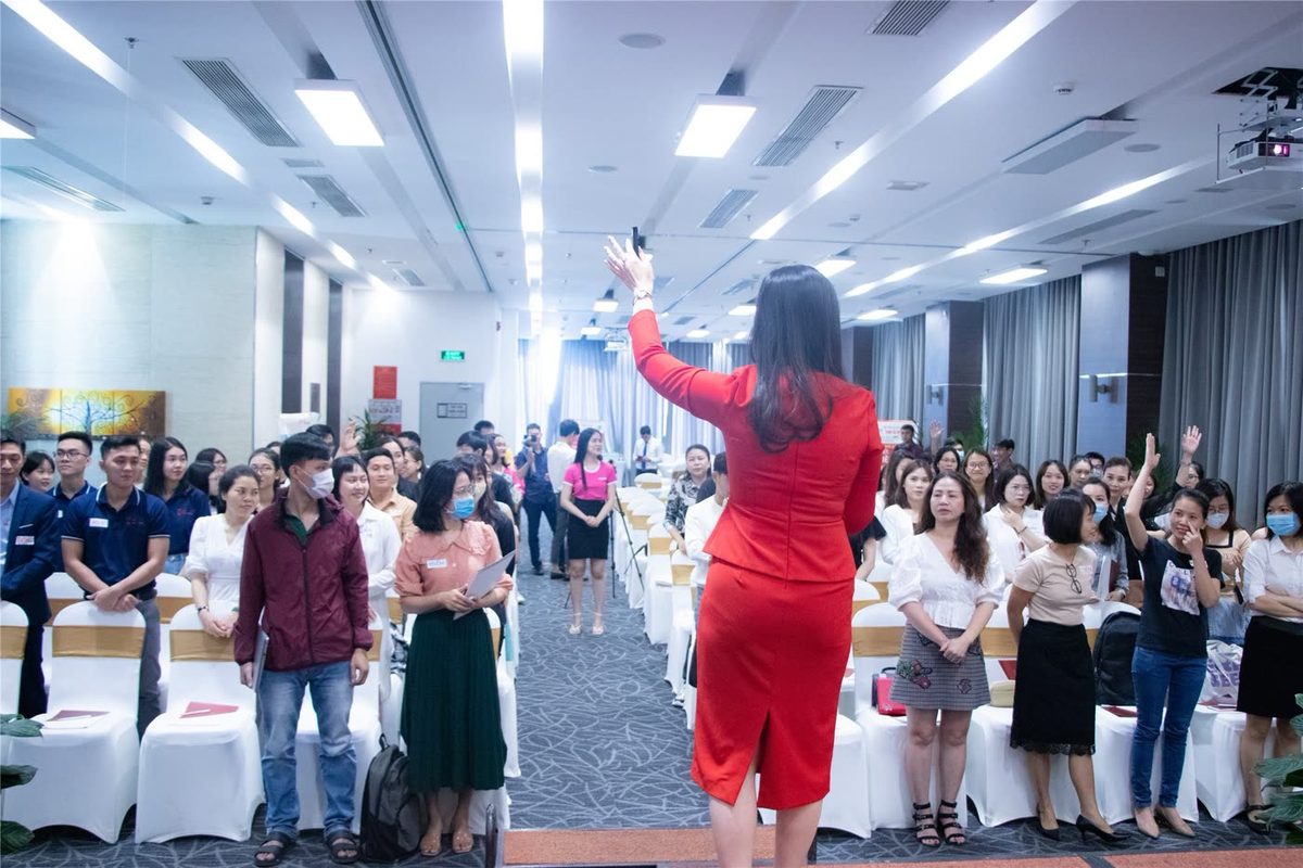 Cả hội trường giơ tay trong buổi đào tạo