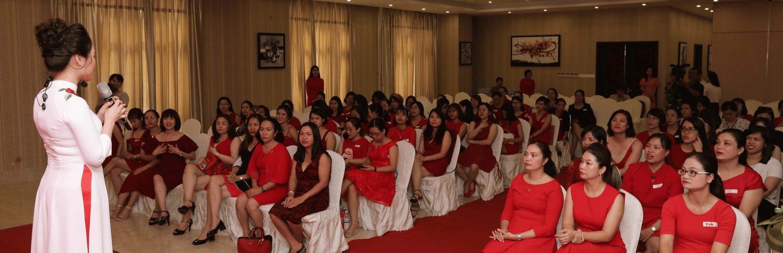 Coach Nguyễn Tú Oanh đứng lớp trước hội trường đông người