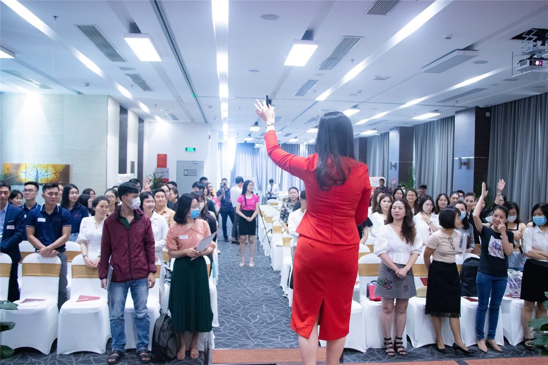 Coach Nguyễn Tú Oanh đứng lớp