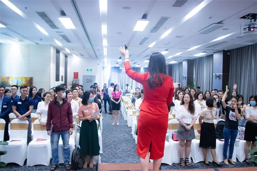 Coach Nguyễn Tú Oanh đứng lớp